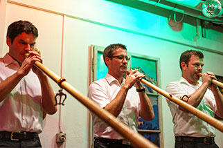 Alphorno #4. Sins. Alphorn-Trio: Markus Huwiler, Urs Villiger, Thomas Huwiler. 12. Sotöönz-Stobete. G7, Güterstrasse 7, Luzern