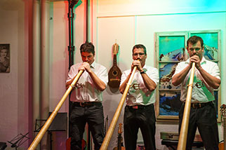 Alphorno #5. Sins. Alphorn-Trio: Markus Huwiler, Urs Villiger, Thomas Huwiler. 12. Sotöönz-Stobete. G7, Güterstrasse 7, Luzern
