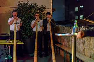 Alphorno #6. Sins. Alphorn-Trio: Markus Huwiler, Urs Villiger, Thomas Huwiler. 12. Sotöönz-Stobete. G7, Güterstrasse 7, Luzern