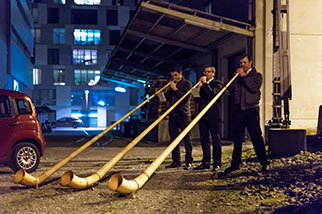 Alphorno #7. Sins. Alphorn-Trio: Markus Huwiler, Urs Villiger, Thomas Huwiler. 12. Sotöönz-Stobete. Bürgenstrasse (Roelli), Luzern