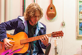 Ro Lee Sommer #1. Roland Sommer, Gitarre. 12. Sotöönz-Stobete. G7, Güterstrasse 7, Luzern